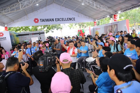 Nét độc đáo chỉ có ở giải Marathon TPHCM 2018 - 5 Nhân vật đặc biệt của chương trình năm nay, ông James C. F. Huang, Chủ Tịch Hiệp Hội Phát triển Thương mại Đài Loan (TAITRA), được chào đón nhiệt liệt tại gian hàng của Taiwan Excellence sau khi hoàn thành đường chạy 5KM của mình.
