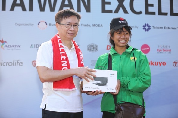 Nét độc đáo chỉ có ở giải Marathon TPHCM 2018 - 6 Một bạn nữ may mắn trong phần rút thăm may mắn với phần thưởng là chiếc máy karaoke Carol độc đáo
