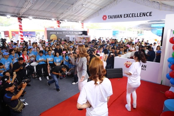 Nét độc đáo chỉ có ở giải Marathon TPHCM 2018 - 7 Đại sứ Thương hiệu Taiwan Excellence - Nữ ca sỹ, diễn viên Minh Hằng cùng phần trình diễn sôi động khiến cho sức nóng trong Không gian trải nghiệm Taiwan Excellence được nâng lên hơn nữa