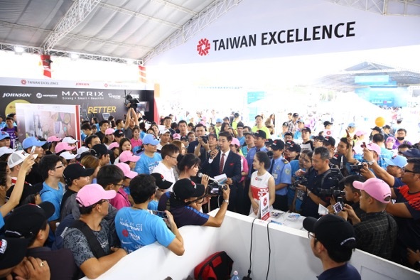 Nét độc đáo chỉ có ở giải Marathon TPHCM 2018 - 8 Sự tham gia đông đảo của hàng ngàn người trong các hoạt động tương tác và quảng bá sản phẩm tại gian hàng của Taiwan Excellence
