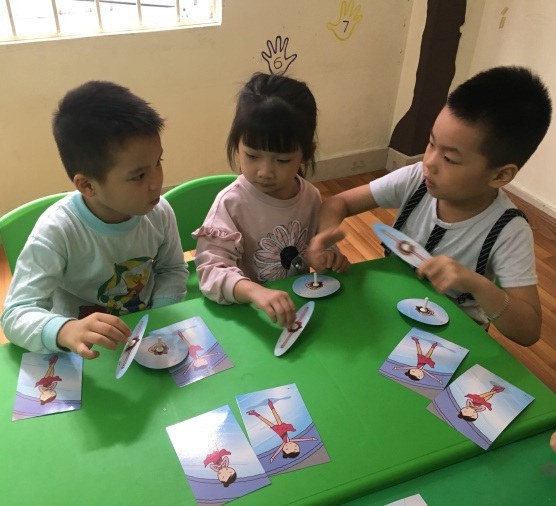 Dongsim Kindergarten - cùng trẻ mầm non khám phá thế giới diệu kì - 3 Bé tự tay tạo ra những sản phẩm đồ chơi trong giờ “Khoa học diệu kỳ”