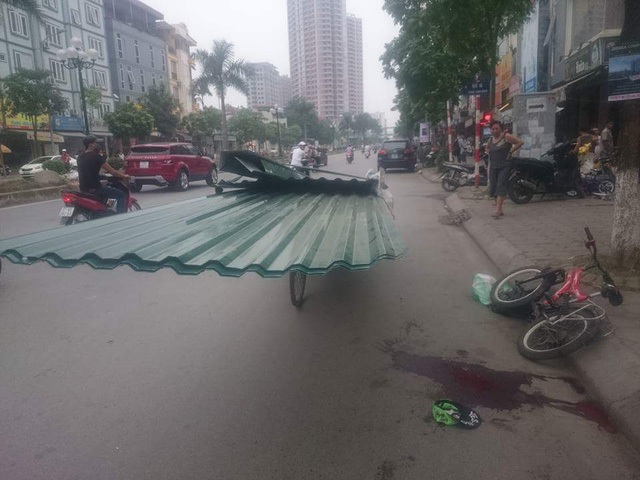 Hà Nội yêu cầu xử lý nghiêm xe chở hàng cồng kềnh - 1
Một vụ tai nạn do tôn cứa cách đây ít ngày