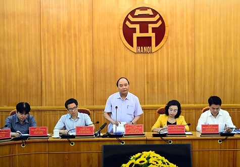 Thủ tướng: Tiền cắt cỏ giảm được mấy trăm tỷ, lò mổ sao không quy hoạch được? - 1
Thủ tướng Nguyễn Xuân Phúc làm việc với Hà Nội về kết quả thực hiện Chỉ thị 13 (Ảnh: Chính phủ)