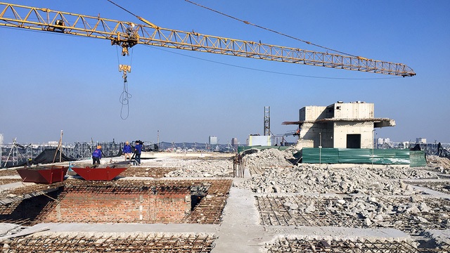 Sau khi phá dỡ sàn mái bê tông tầng 19 tòa nhà 8B Lê Trực, đơn vị thi công tiến hành dùng máy cắt dây kim cương để cắt phá hệ thống dầm, cột bê tông, tum thang máy. (Ảnh: Mạnh Thắng)