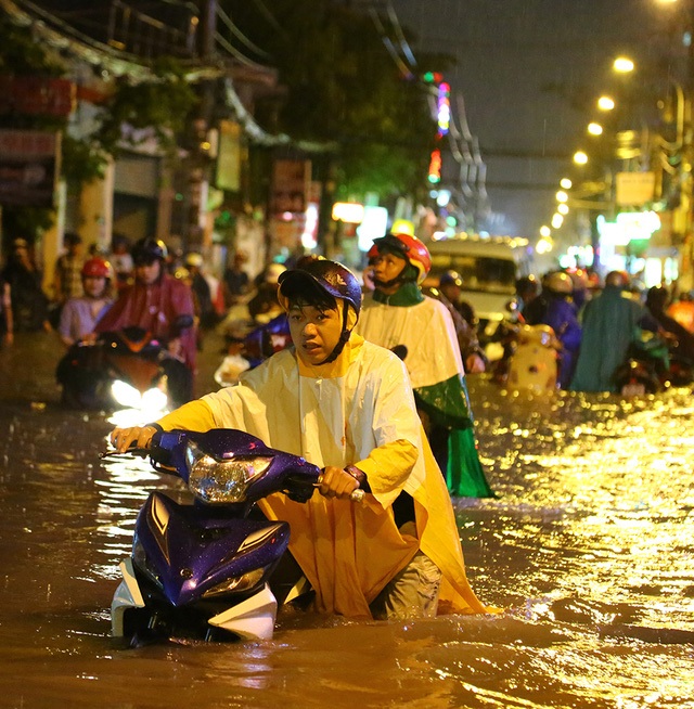 
Trận mưa lớn nhất trong hơn 40 năm qua ở TP Hồ Chí Minh, xảy ra vào chiều ngày 26/9 đã nhấn chìm gần 60 tuyến phố, gây ra thiệt hại lớn về tài sản của người dân. Trung tâm Chống ngập TP này “đổ lỗi” cho việc người dân xả rác làm tắc hệ thống thoát nước, còn người đứng đầu chính quyền thành phố thừa nhận do các giải pháp thiếu đồng bộ.
