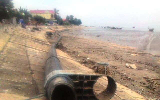 200 tấn cá chết bất thường ở Hồ Tây, hành khách ôm mìn tự sát - 9
Ngày 2/10, đang đánh bắt hải sản ngoài khơi, trong lúc kéo lưới vây lên, anh Hoàng Văn Lượng và các thuyền viên (huyện Quỳnh Lưu, Nghệ An) phát hiện một đoạn đường ống nhựa cứng, dài 100 m mắc lưới. Nghi đường ống dẫn nước có “vấn đề” các thuyền viên đã kéo vào đất liền giao cho cơ quan chức năng. (Ảnh: Nguyễn Duy)