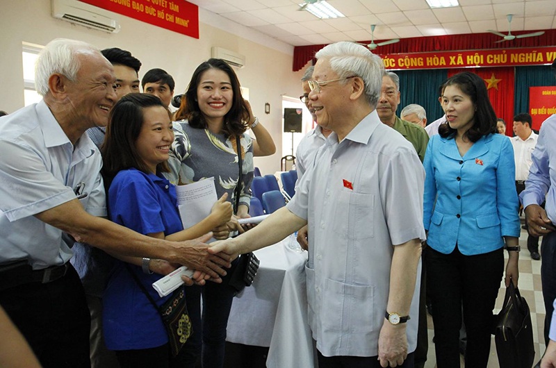 Tổng Bí thư: “Chống nội xâm khó vì tự ta đánh vào ta” - 2 Tổng Bí thư Nguyễn Phú Trọng trao đổi với cử tri bên lề hội nghị