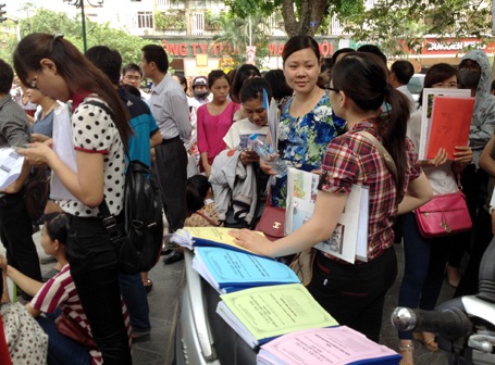 Hà Nội chủ yếu tinh giản biên chế... người về hưu - 1 Thí sinh trên địa bàn Hà Nội xếp hàng nộp hồ sơ thi công chức vào ngành thuế