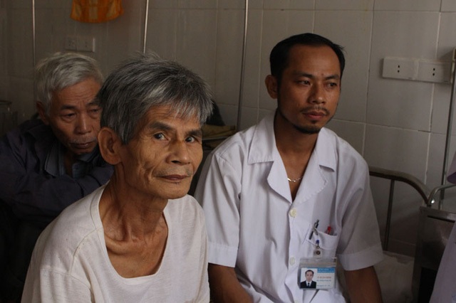 3 phi công trực thăng hi sinh, nữ sinh tình nguyện mãi mãi "dừng chân" ở vùng lũ - 5 Nước lũ ập đến, chỉ sau một đêm, Phòng khám Đa Khoa huyện Vũ Quang (tỉnh Hà Tĩnh) bị cô lập hoàn toàn. Điều dưỡng Lê Xuân Ninh đã dùng tất cả nguồn lương thực trong nhà giúp đỡ 15 bệnh nhân. Cầm cự được hai ngày, nước vẫn chưa rút, điều dưỡng Ninh và anh em trong bệnh viện phải lặn lội băng qua đồi tìm đến các nhà dân cùng bị cô lập để xin lương thực về nấu cháo cho các bệnh nhân. (Ảnh: Tiến Hiệp)