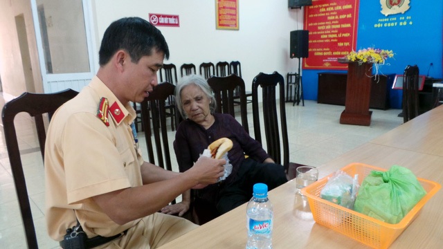 3 phi công trực thăng hi sinh, nữ sinh tình nguyện mãi mãi "dừng chân" ở vùng lũ - 2 Khoảng hơn 6h, ngày 20/10, tại ngã tư Đại Cồ Việt - Giải Phóng, tổ công tác Đội CSGT số 4 CATP Hà Nội, đã phát hiện cụ bà (có biểu hiện lẫn trí) đi lạc trên đường. Các chiến sĩ CSGT đã đưa cụ về trụ sở để chăm sóc. Bằng các biện pháp nghiệp vụ Đội CSGT số 4 xác định được cụ bà tên Nguyễn Thị Huệ (SN 1942) ở Thanh Hóa, sau đó đã liên hệ người nhà đến đón. (Ảnh: Tiến Nguyên)