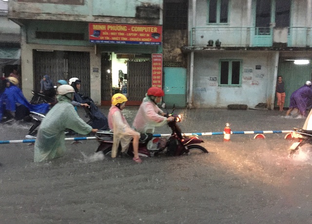 3 phi công trực thăng hi sinh, nữ sinh tình nguyện mãi mãi "dừng chân" ở vùng lũ - 9
Triều cường dâng cao kết hợp với cơn mưa như trút kéo dài hơn 2 giờ đồng hồ vào chiều tối nay 16/10 khiến hàng loạt tuyến đường tại TPHCM bị ngập sâu, nước cuồn cuộn chảy trên đường, có chỗ nước ngập lút cả xe máy. (Ảnh: Đình Thảo)