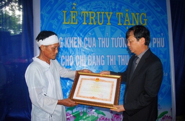 Tàu hỏa đâm ô tô 6 người tử vong, thuyền viên thoát cướp biển Somalia - 8 Ông Nguyễn Trọng Đàm, Thứ trưởng Bộ Lao động - Thương binh và Xã hội trao bằng khen của Thủ tướng cho đại diện gia đình “bông hoa vũng lũ” - Đặng Thị Thu Hương vì đã có thành tích trong hoạt động từ thiện, nhân đạo, dũng cảm giúp dân khắc phục hậu quả sau trận mưa lũ lịch sử tại xã Quảng Tiên, thị xã Ba Đồn, tỉnh Quảng Bình.