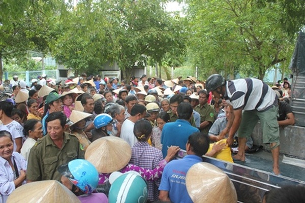 Tàu hỏa đâm ô tô 6 người tử vong, thuyền viên thoát cướp biển Somalia - 7 Khoảng 1.000 người nghèo đã đến UBND xã Lương Hòa (huyện Châu Thành, tỉnh Trà Vinh) để nhận quà từ gia đình chị Đào, người trúng xổ số hơn 92 tỷ đồng. (Ảnh: Minh Giang)