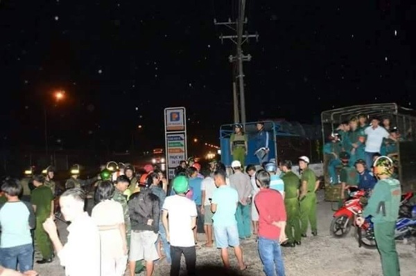 Tàu hỏa đâm ô tô 6 người tử vong, thuyền viên thoát cướp biển Somalia - 5 Vào khoảng 23h ngày 23/10, gần 600 học viên của Trung tâm Cai nghiện Đồng Nai đóng tại xã Xuân Phú, huyện Xuân Lộc đã khống chế, vô hiệu hóa lực lượng bảo vệ trại, sau đó thoát ra ngoài, tràn lên quốc lộ 1.