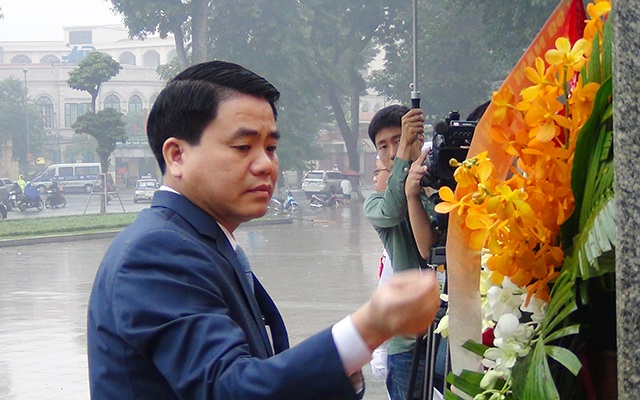 Ông Nguyễn Đức Chung - Phó Bí thư Thành ủy Hà Nội, Chủ tịch UBND TP Hà Nội tới dâng hoa Tượng đài Lenin