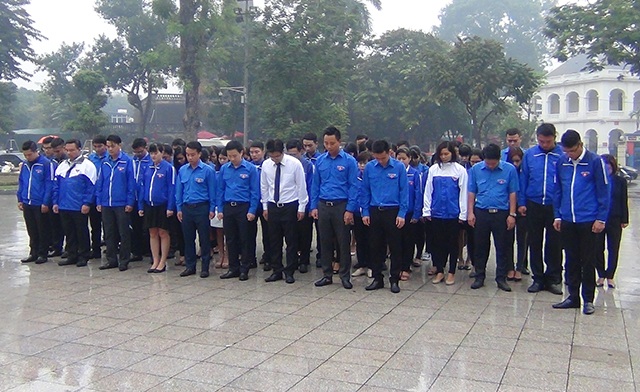 
Nhân dịp kỷ niệm 99 năm Cách mạng Tháng Mười Nga (7/11/1917 - 7/11/2016), sáng nay (ngày 7/11), đại diện Thành đoàn Hà Nội đến dâng hoa tại Tượng đài Lenin.
