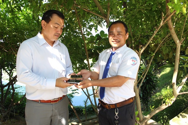 Hai cậu bé nghèo chơi nhạc “cực đỉnh” và tài xế taxi trả lại 2 điện thoại 40.000 USD - 3 Anh Lê Thanh Tuấn (SN 1976) lái taxi ở TP Nha Trang (Khánh Hòa) đã trả lại 2 điện thoại Vertu, với giá trị mỗi chiếc lên tới 20.000 USD, cho hành khách Trương Hòa Bình. Trước đó, ngày 8/11, trên đường từ khách sạn Novotel từ đường Trần Phú ra đường Phùng Hưng (TP Nha Trang), anh Bình đã để quên 2 chiếc điện thoại trên xe taxi của anh Tuấn.