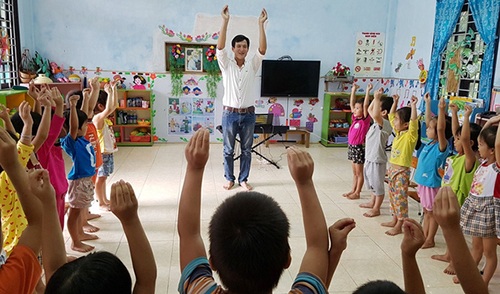 “Biệt phủ” không phép mọc giữa đồng và bốt điện nổ giữa phố - 10 Thầy giáo 8X Phạm Văn Bảy (SN 1988) hiện là giáo viên mầm non trường Mầm non Phú Sơn (xã vùng cao Phú Sơn, Thị xã Hương Thủy, tỉnh Thừa Thiên Huế). Thầy Bảy cho biết, nhiều bạn bè nói sao lại đi dạy mầm non và cũng có nhiều lời bàn tán. Nhưng vì tình yêu với trẻ nhỏ nên thầy vượt qua tất cả để làm công việc yêu thích của mình. (Ảnh: Đại Dương)