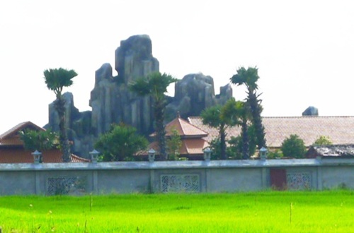 “Biệt phủ” giữa cánh đồng tại xã Châu Hưng A, huyện Vĩnh Lợi, tỉnh Bạc Liêu, đang trong quá trình xây dựng thành một khu vui chơi nghỉ dưỡng sinh thái được cho là của một Việt kiều Mỹ. Trước đây, khu đất rộng khoảng 2 ha này được chủ đầu tư xin làm trang trại nuôi cá sấu, cá nước ngọt. Đến thời điểm này, diện tích đất vẫn chưa được chuyển đổi mục đích sử dụng, cũng như chưa có giấy phép xây dựng công trình. (Ảnh: Huỳnh Hải)