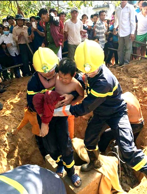 “Biệt phủ” không phép mọc giữa đồng và bốt điện nổ giữa phố - 1 Khoảng 10h30, ngày 12/11, cháu Huỳnh Thanh Quang 7 tuổi, bị rớt xuống hố móng dùng để chôn trụ điện tại thôn Tân An (xã Bình Minh, huyện Thăng Bình, tỉnh Quảng Nam). Mặc dù gia đình và người dân địa phương đã tổ chức cứu nạn nhưng không thành công. Đến khoảng 12h, Cảnh sát PCCC Công an tỉnh Quảng Nam tiếp nhận thông tin trên và cử người đến hiện trường dùng khoan cắt bê tông đưa cháu Quang lên an toàn. (Ảnh: Công Bính)