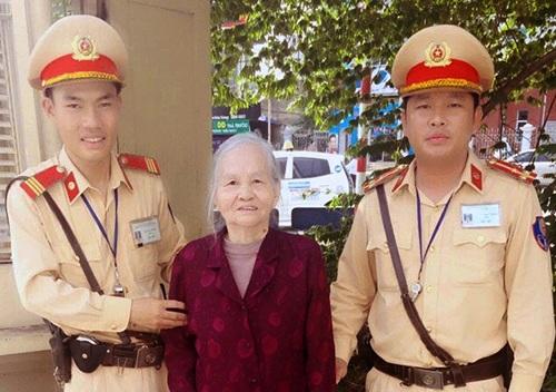 “Biệt phủ” không phép mọc giữa đồng và bốt điện nổ giữa phố - 9 Từ nhà người quen trở về, giữa trời nắng nóng, đường đông đúc, cụ Bùi Thị Miến (SN 1937) không thể nhớ được đường về nhà mình. Hai chiến sĩ Đội CSGT số 3 – CATP Hà Nội phát hiện cụ già ngơ ngác giữa dòng xe cộ đã chạy đến giúp đỡ, tìm cách đưa cụ về nhà trên đường Nguyễn Trãi (quận Thanh Xuân, Hà Nội). (Ảnh: Tiến Nguyên)