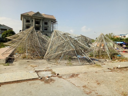 “Biệt phủ” không phép mọc giữa đồng và bốt điện nổ giữa phố - 7 Công trình đèn nghệ thuật chào mừng ngày giải phóng TP Hải Phòng được đầu tư 24 tỷ đồng đang chính thức được tháo bỏ. Công trình hàng chục tỷ này vốn hoạt động phập phù 2 năm nay và đã qua hai lần làm mới và sửa chữa. (Ảnh: Thu Hằng)