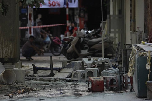 “Biệt phủ” không phép mọc giữa đồng và bốt điện nổ giữa phố - 2 Khoảng 15h chiều ngày 17/11, một bốt điện trên vỉa hè tại phố Nguyễn Thị Minh Khai (quận Hà Đông - Hà Nội) đã bất ngờ phát nổ làm 1 người thiệt mạng, 4 người bị bỏng. (Ảnh: Nguyễn Dương)