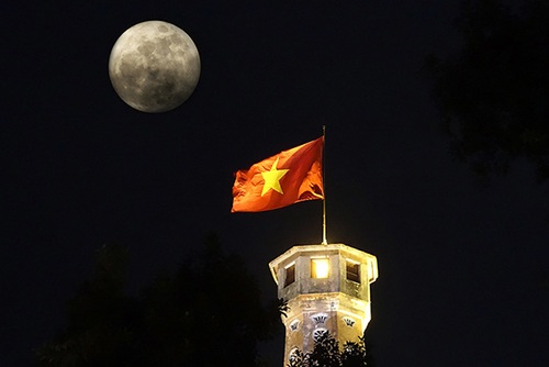 “Biệt phủ” không phép mọc giữa đồng và bốt điện nổ giữa phố - 8 Không phụ công mong đợi của những người yêu thích thiên văn, tối 14/11, bầu trời Hà Nội khá quang mây giúp siêu trăng lớn nhất trong 68 năm qua hiện lên rõ nét. Rất đông các bạn trẻ đã tập trung tại khu vực quảng trường SVĐ Mỹ Đình để quan sát hiện tượng thiên nhiên kỳ thú. (Ảnh: Hữu Nghị)