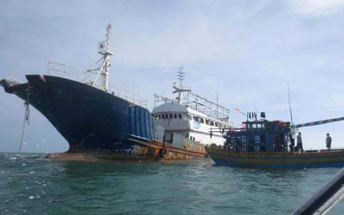 “Biệt phủ” không phép mọc giữa đồng và bốt điện nổ giữa phố - 6 Một chiếc tàu vỏ thép không có thủy thủ bị trôi dạt ở vùng biển Bình Thuận đã được ngư dân lai dắt vào gần khu vực cảng La Gi (Bình Thuận) một cách an toàn. (Ảnh: Trúc Hà)