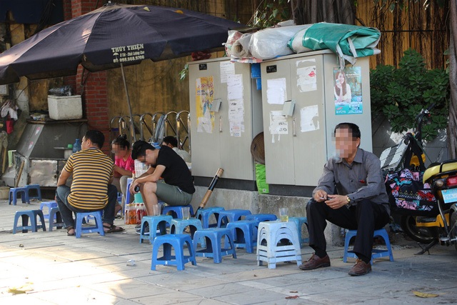 “Biệt phủ” không phép mọc giữa đồng và bốt điện nổ giữa phố - 3
Nhìn từ vụ việc trạm biến áp (bốt điện) phát nổ xảy ra chiều 17/11 tại phố Nguyễn Thị Minh Khai (Hà Đông – Hà Nội) làm 1 người chết, 4 người bị thương (trong đó 2 người đang nguy kịch), dường như nguy hiểm luôn rình rập với những ai thường xuyên ngồi cạnh “thần chết” này. (Ảnh: Hoàng Dũng)
