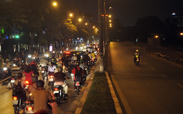 Hình ảnh đối lập giữa hai làn đường Kim Mã