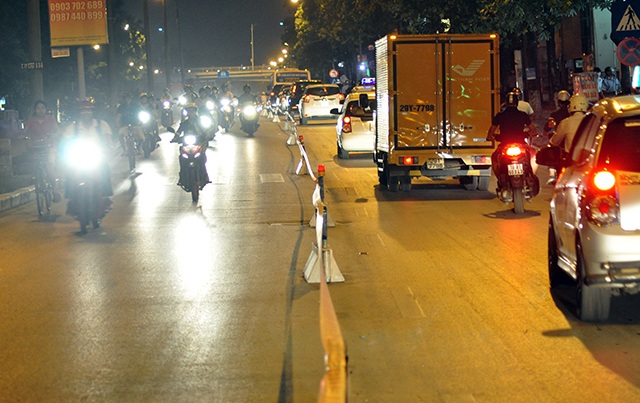 Làn đường còn lại (hướng đi vào nội thành) được chia đôi bằng dải phân cách mềm để phương tiện lưu thông hai chiều