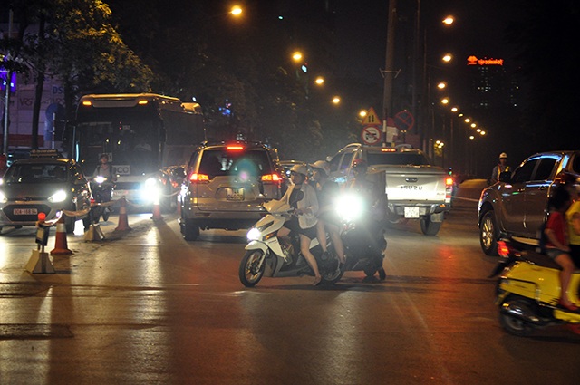 Tại các điểm giao cắt, người điều khiển phương tiện đi lại rất lộn xộn