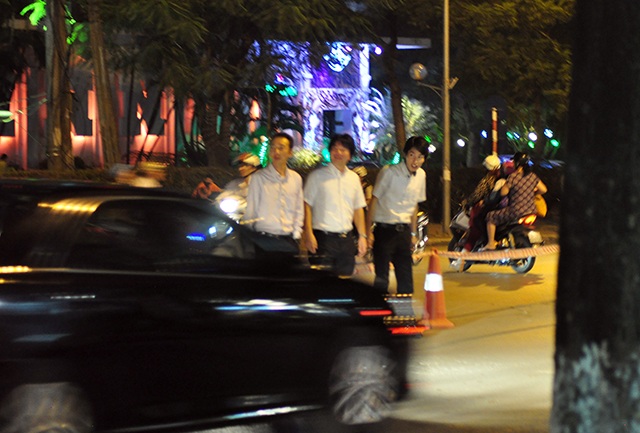 Giao thông hỗn loạn nên nguy hiểm luôn rình rập người đi bộ qua đoạn đường