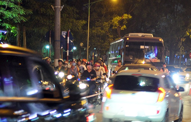 Mật độ giao thông đông đúc nên tuyến đường luôn trong tình trạng quá tải