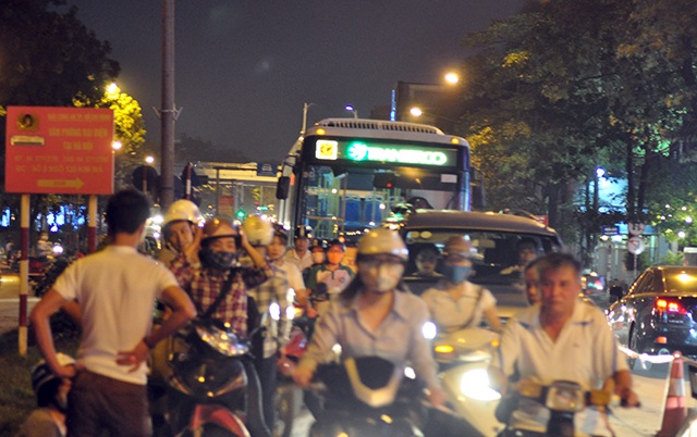 Người Hà Nội vẫn coi thường “tử thần” và người phụ nữ dập lửa trên phố - 8 Để phục vụ thi công tuyến đường sắt đô thị ga Hà Nội – Nhổn, một làn đường Kim Mã (đoạn khách sạn Daewoo đi Voi Phục) đã bị “khóa chặt”. Các phương tiện được phân luồng đi 2 chiều vào làn đường còn lại, khiến giao thông luôn trong tình trạng ùn tắc, hỗn loạn. (Ảnh: Quang Phong)
