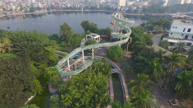 9X được bổ nhiệm “thần tốc” và thanh niên bạo hành bé trai Campuchia - 5 Khu công viên nước nằm trong công viên Tuổi trẻ (Thanh Nhàn, Hai Bà Trưng) được xây dựng hoành tráng với cầu trượt khổng lồ, hồ tạo sóng, bể bơi..., từng được kỳ vọng là điểm vui chơi quan trọng phục vụ người dân Thủ đô. Thế nhưng sau hơn 10 năm khai trương, nơi đây bị bỏ hoang, các hạng mục công trình đang dần trở thành phế tích. (Ảnh: Hà Trang)