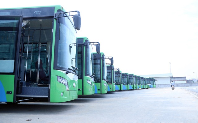 Phương án vận hành thử tuyến xe buýt nhanh đầu tiên của Hà Nội - 1 Loạt xe buýt nhanh đầu tiên của Hà Nội chạy tuyến Kim Mã - Yên Nghĩa (Ảnh: Trọng Trinh)