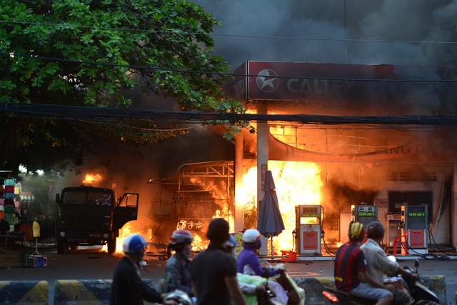 19 cô trò trong phút sinh tử trước lũ và 3 vụ cháy nổ lớn - 1
Khoảng 16h50, ngày 16/12, một cây xăng trên đường Quang Trung (phường 11, quận Gò Vấp, TPHCM) bất ngờ bốc cháy dữ dội kèm theo những tiếng nổ lớn khiến nhiều người hoảng sợ, tháo chạy. Đến gần 18h00 cùng ngày, sau nỗ lực của các lực lượng chức năng, “bà hoả” đã bị khống chế. (Ảnh: Đình Thảo)