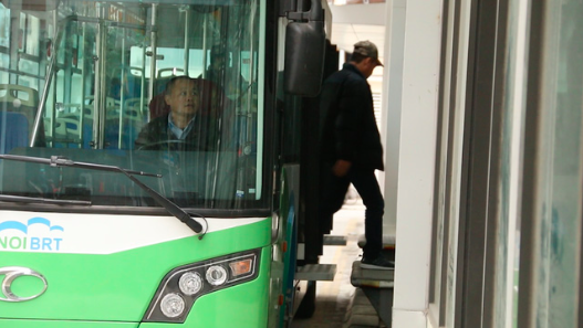 19 cô trò trong phút sinh tử trước lũ và 3 vụ cháy nổ lớn - 10
Tuần qua, Sở GTVT Hà Nội và các đơn vị liên quan gấp rút thực hiện hàng loạt công đoạn để đưa tuyến buýt nhanh đầu tiên của Thủ đô vào hoạt động từ ngày 31/12. Mỗi chiếc xe buýt nhanh có thể chở tới 90 hành khách. (Ảnh: Trọng Trinh)