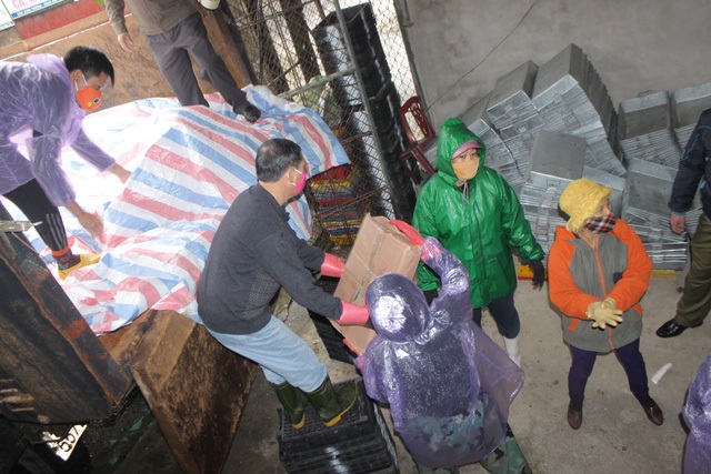 19 cô trò trong phút sinh tử trước lũ và 3 vụ cháy nổ lớn - 5
Sáng 15/12, cơ quan chức năng Hà Tĩnh đã tiêu hủy gần 300 tấn hải sản đông lạnh bị nhiễm độc. Tất cả số hải sản này đều được cơ quan chức năng niêm phong từ cuối tháng 10/2016. (Ảnh: Phượng Vũ)