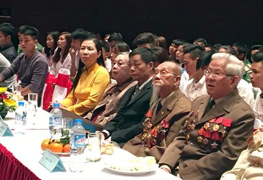 
Vệ Út Phùng Đệ (ngoài cùng bên phải) vẫn nhớ như in những hình ảnh cách đây 70 năm
