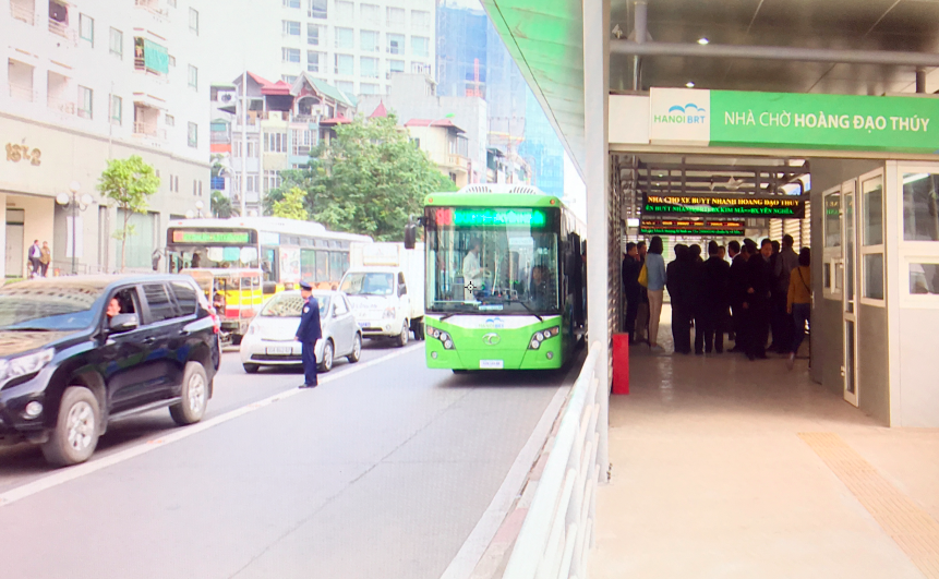Xe buýt nhanh lần đầu lăn bánh dọc lộ trình từ bến Kim Mã đến Yên Nghĩa