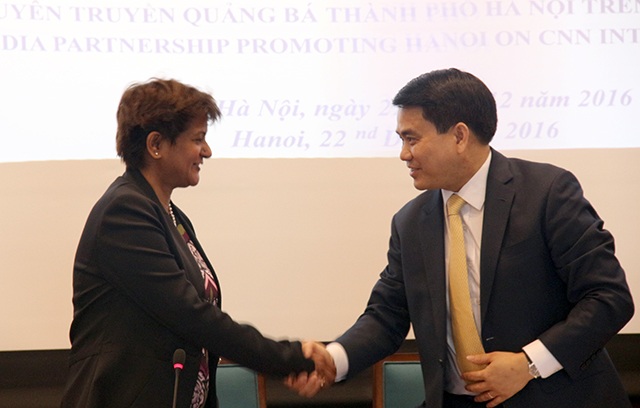 Chủ tịch UBND TP Hà Nội cùng đại diện CNN tại lễ ký kết hợp tác
