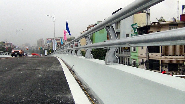 
Cây cầu được làm bằng kết cấu thép lắp ghép
