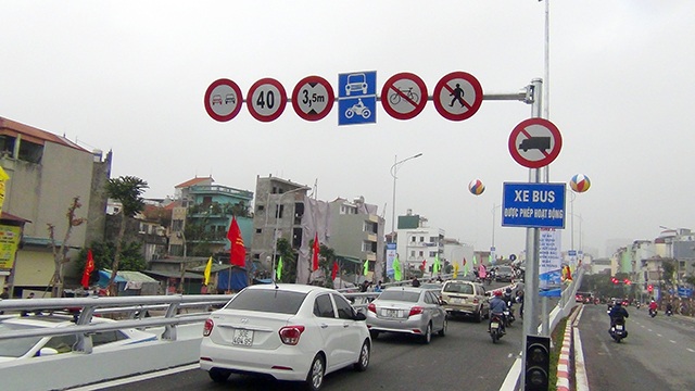 
Sau khi cầu vượt được thông xe, các tuyến đường bộ giảm hẳn tình trạng tắc nghẽn giao thông.
