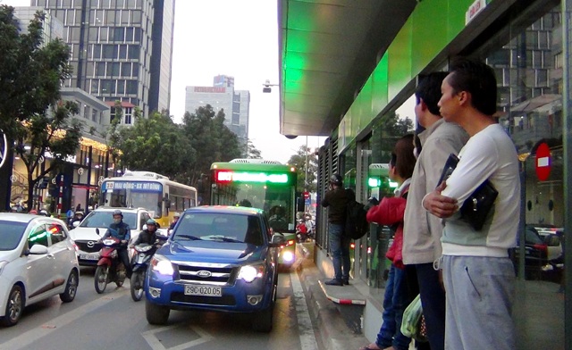 Ô tô, xe máy vô tư "nhảy" sang làn đường của xe buýt nhanh - 1
Sau một thời gian chạy thử nghiệm kỹ thuật không tải, sáng nay 29/12, tuyến xe buýt nhanh BRT Kim Mã – Yên Nghĩa bắt đầu kết hợp đón những hành khách đầu tiên.