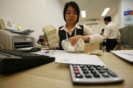 Giảm lãi suất huy động USD xuống 2%/năm - 1 Giảm lãi suất huy động USD xuống 2%/năm - 1