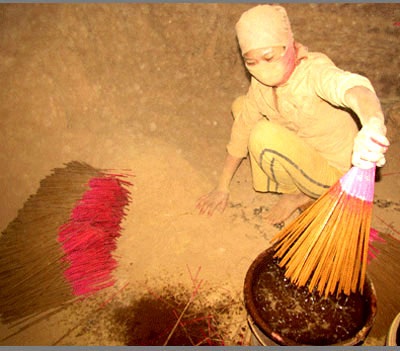 Nhang tẩm hóa chất có thể gây mù lòa - 2