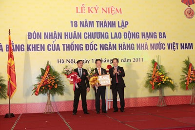 SHB đón nhận Huân chương Lao động Hạng Ba - 2 SHB đón nhận Huân chương Lao động Hạng Ba - 2